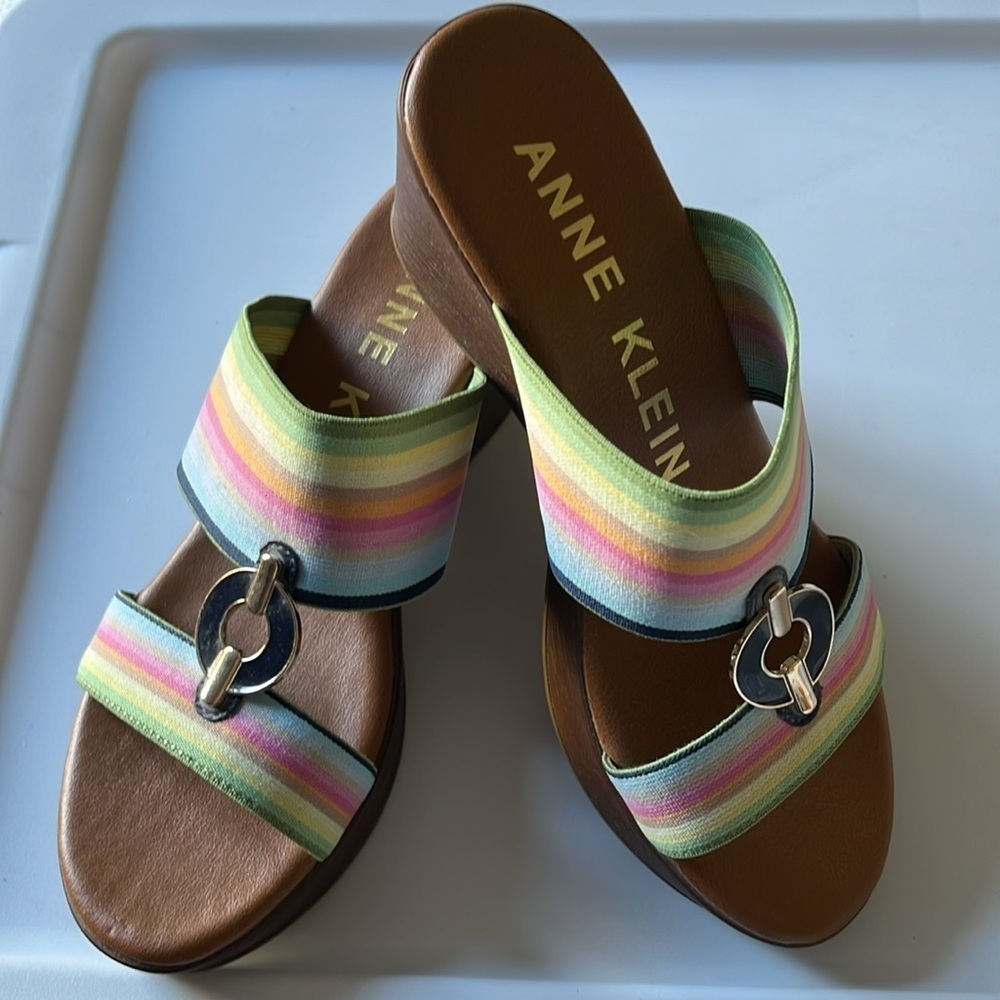 Anne Klein Hayda platform 2.5 inch wedged open toed sandals. Size 6. Look new. - Picture 8 of 8